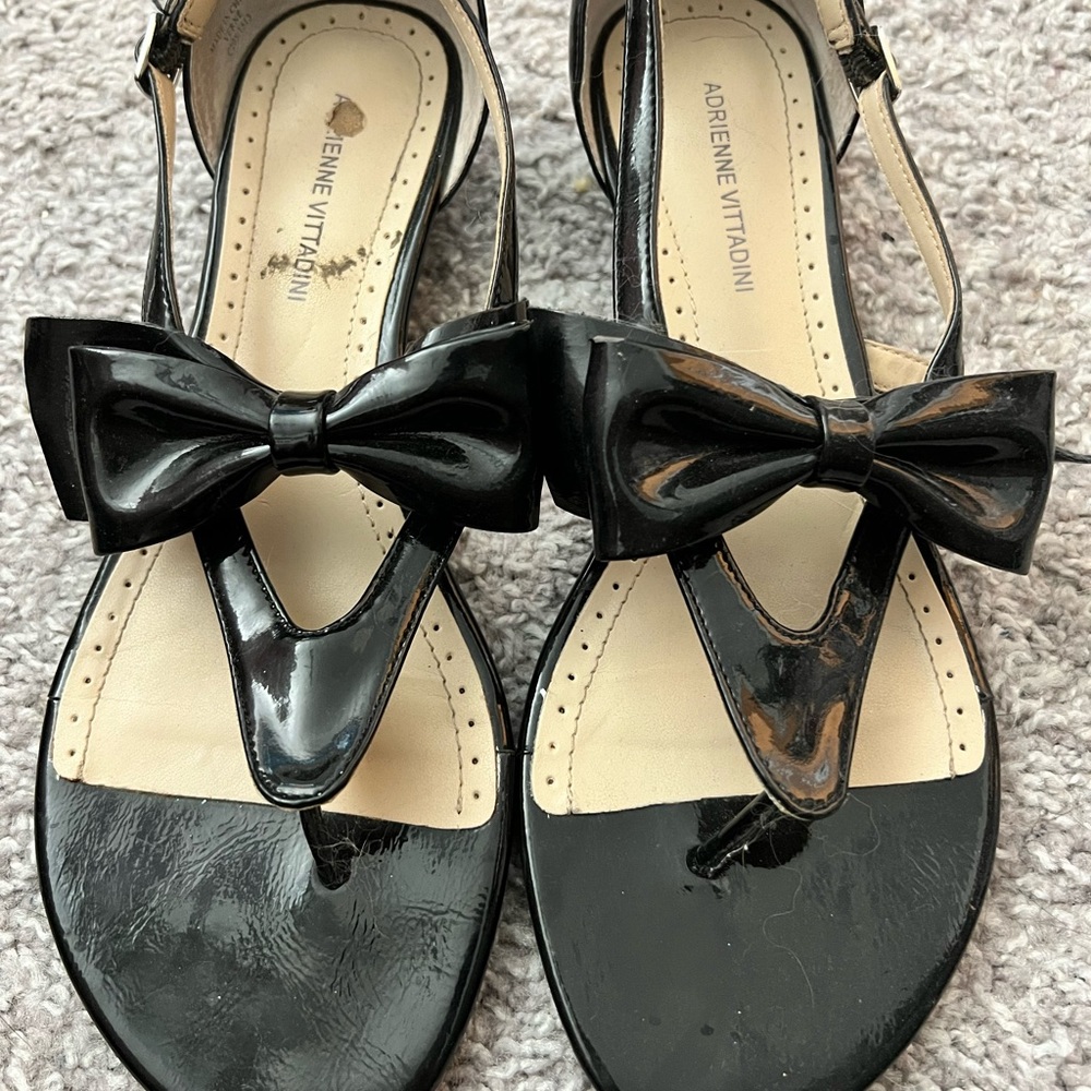 Adrienne Vittadini Black Thong Sandals - Picture 2 of 3